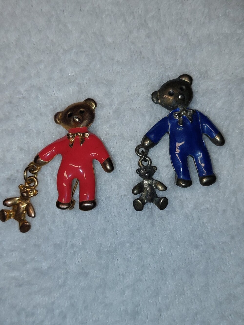 Set Of 2 Vintage Teddy Bear Brooches in Red and Blue